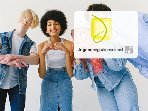 Eine Gruppe von fröhlichen Jugendlichen stehen zusammen und posieren mit liebevollen Gesten für ein Gruppenbild.