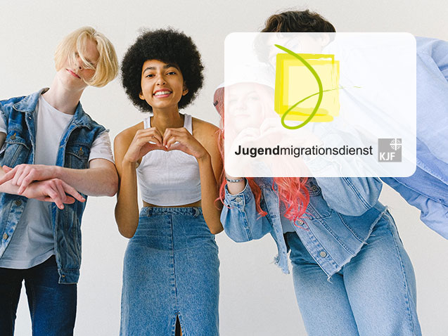 Eine Gruppe von fröhlichen Jugendlichen stehen zusammen und posieren mit liebevollen Gesten für ein Gruppenbild.